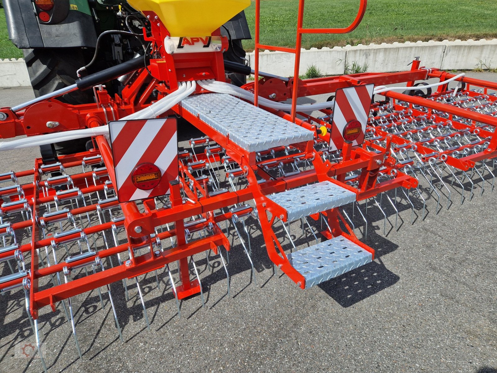 Striegel mit Nachsaateinrichtung tip Jar-Met 9m Wiesenstriegel Striegel APV Pneumatisches Nachsaatgerät, Neumaschine in Tiefenbach (Poză 11)