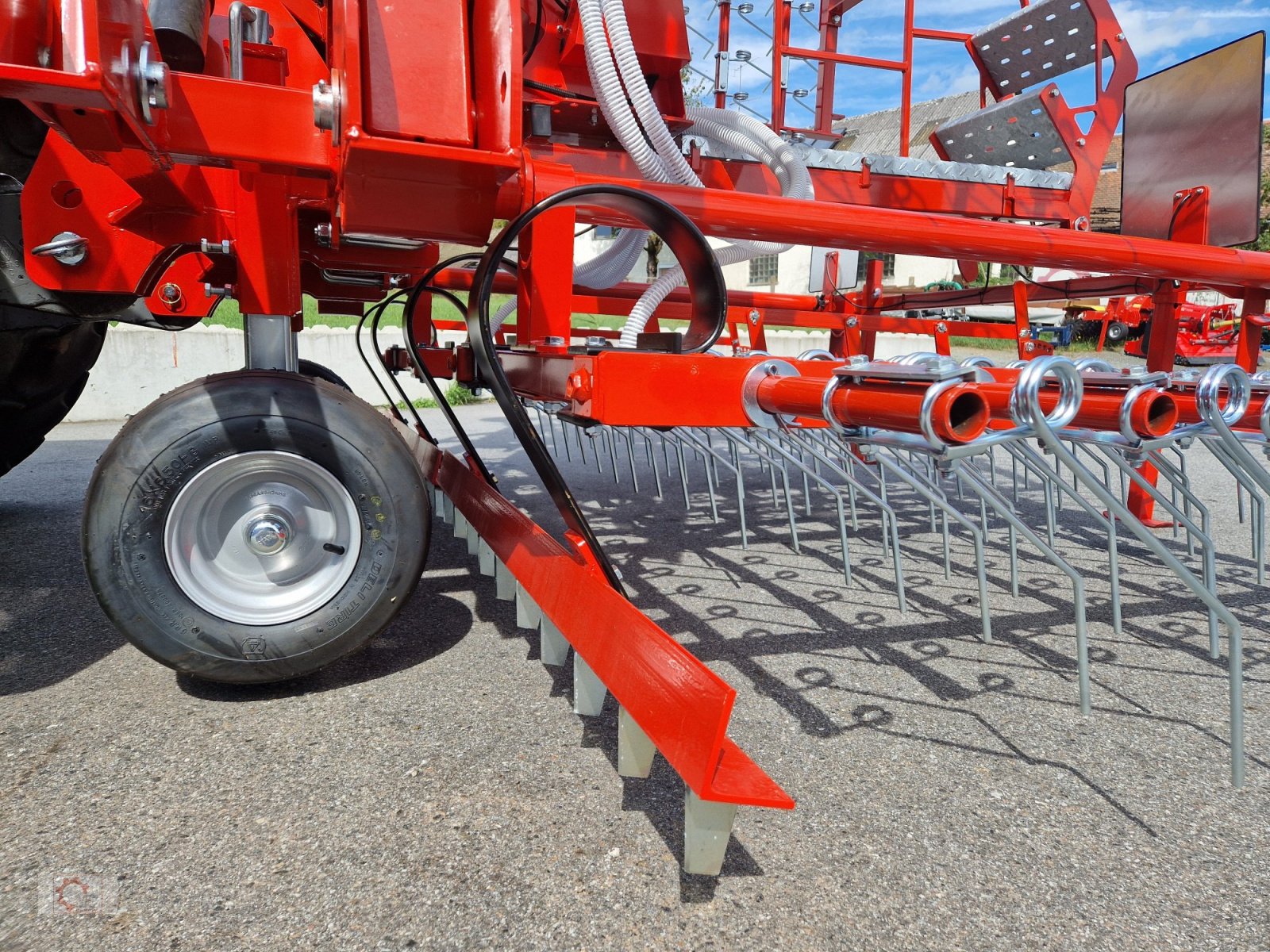 Striegel mit Nachsaateinrichtung del tipo Jar-Met 9m Wiesenstriegel Striegel APV Pneumatisches Nachsaatgerät, Neumaschine en Tiefenbach (Imagen 4)