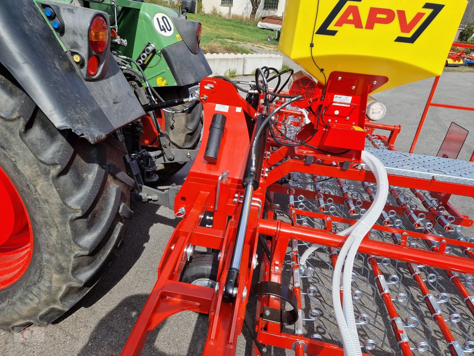 Striegel mit Nachsaateinrichtung del tipo Jar-Met 9m Wiesenstriegel Striegel APV Pneumatisches Nachsaatgerät, Neumaschine en Tiefenbach (Imagen 14)