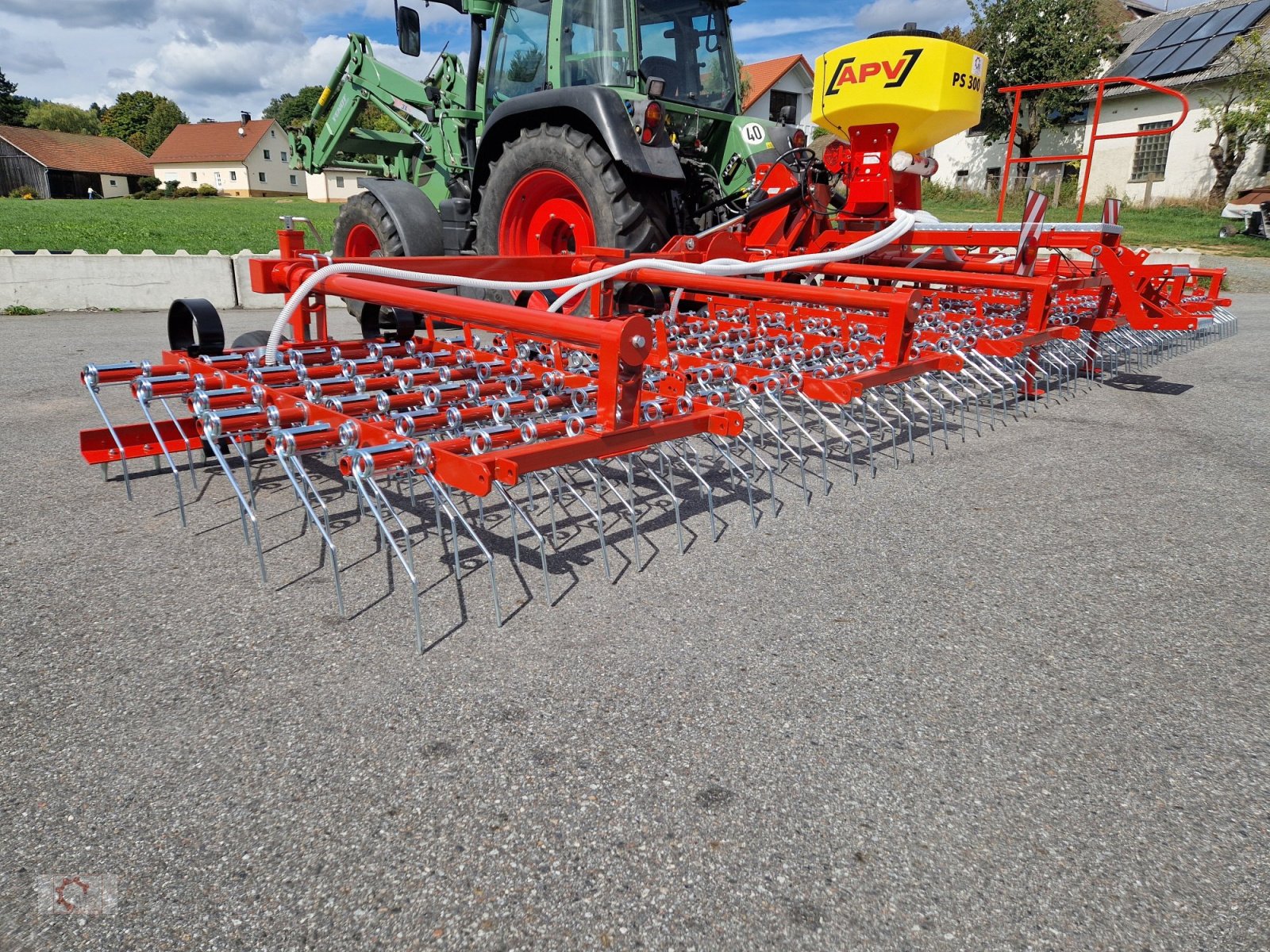 Striegel mit Nachsaateinrichtung del tipo Jar-Met 9m Wiesenstriegel Striegel APV Pneumatisches Nachsaatgerät, Neumaschine en Tiefenbach (Imagen 15)