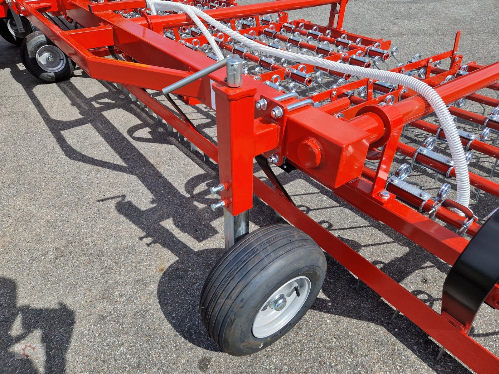 Striegel mit Nachsaateinrichtung del tipo Jar-Met 9m Wiesenstriegel Striegel APV Pneumatisches Nachsaatgerät, Neumaschine en Tiefenbach (Imagen 17)