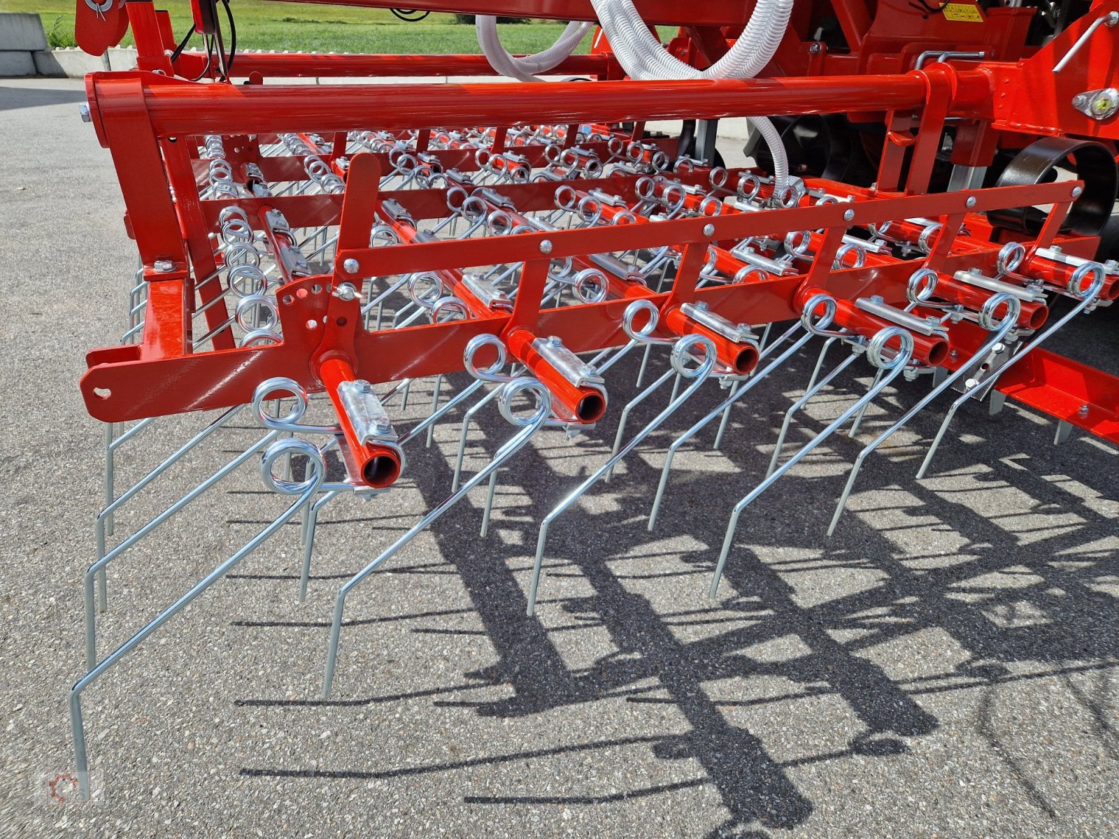 Striegel mit Nachsaateinrichtung del tipo Jar-Met 9m Wiesenstriegel Striegel APV Pneumatisches Nachsaatgerät, Neumaschine en Tiefenbach (Imagen 24)