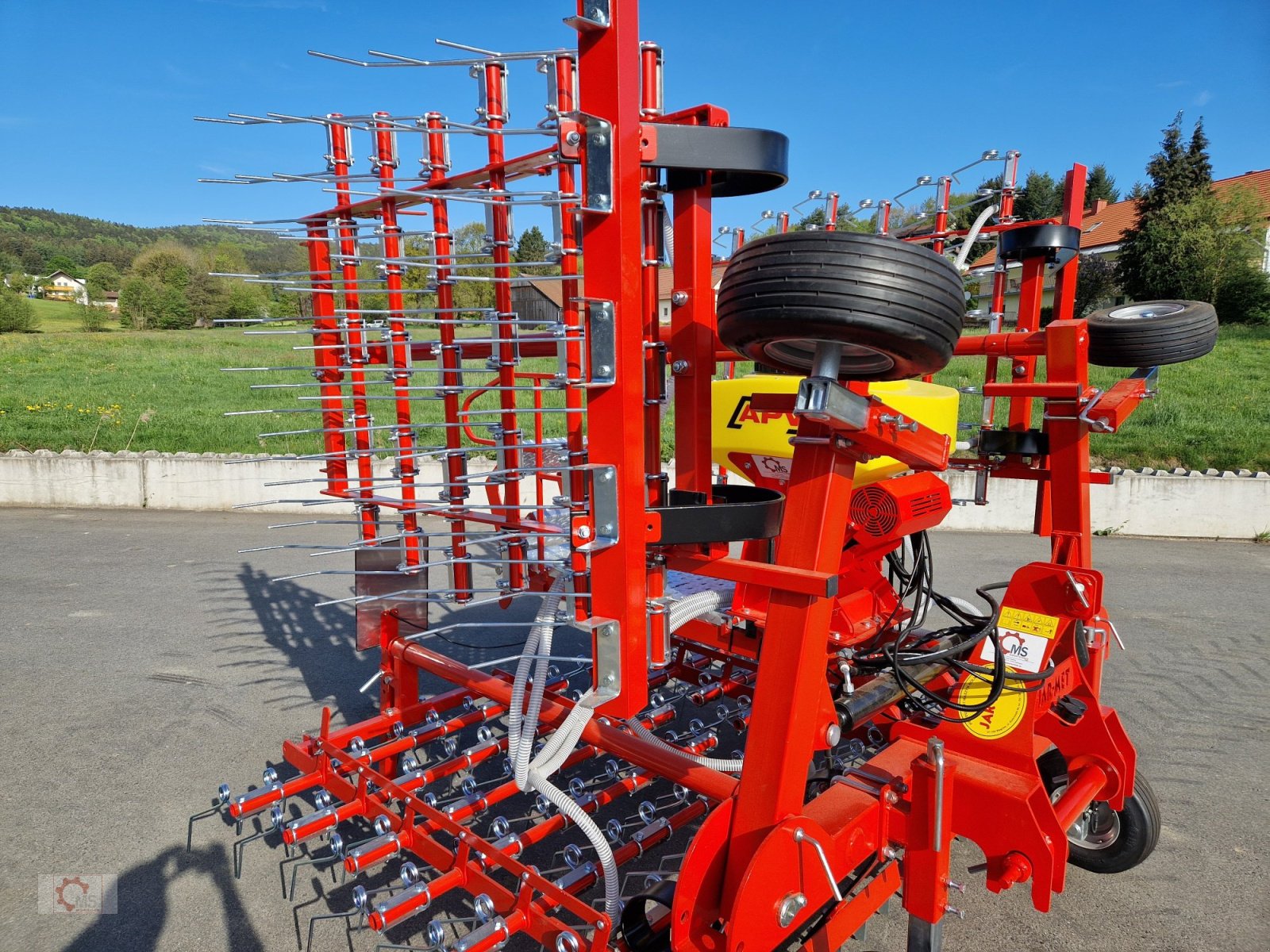Striegel mit Nachsaateinrichtung des Typs Jar-Met Wiesenstriegel 6m APV Pneumatisch, Neumaschine in Tiefenbach (Bild 5)