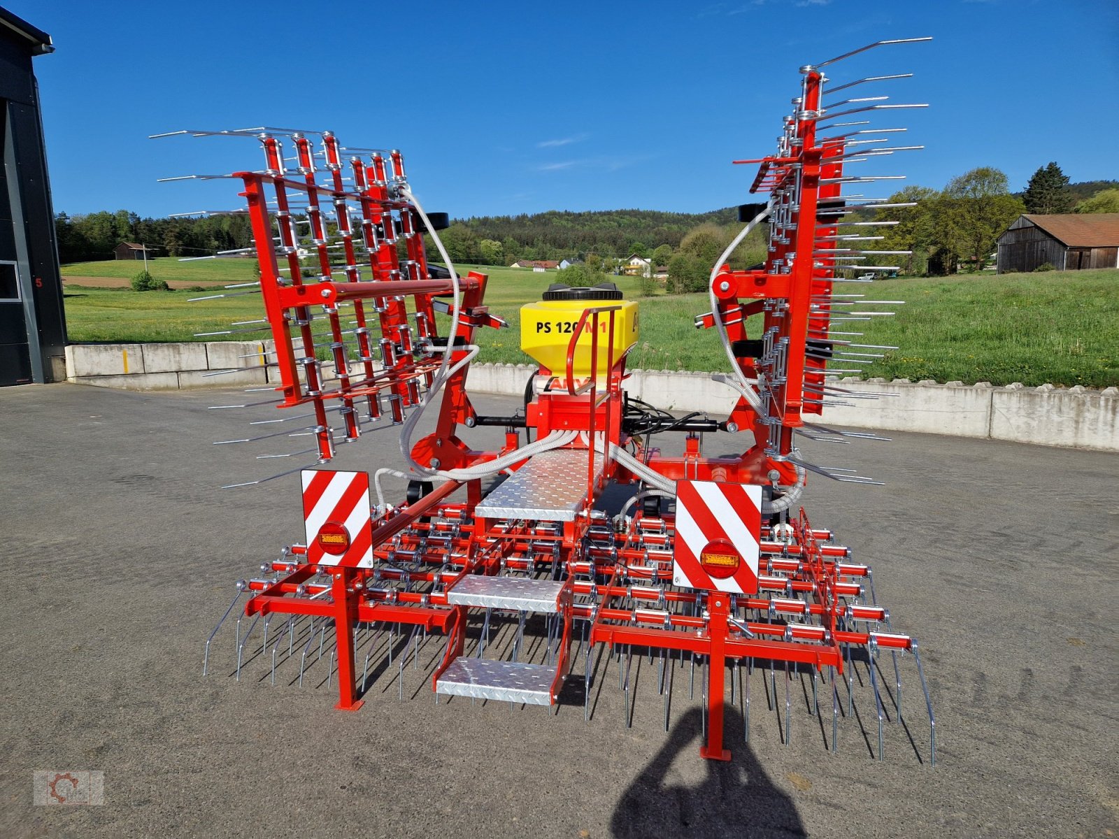 Striegel mit Nachsaateinrichtung des Typs Jar-Met Wiesenstriegel 6m APV Pneumatisch, Neumaschine in Tiefenbach (Bild 10)
