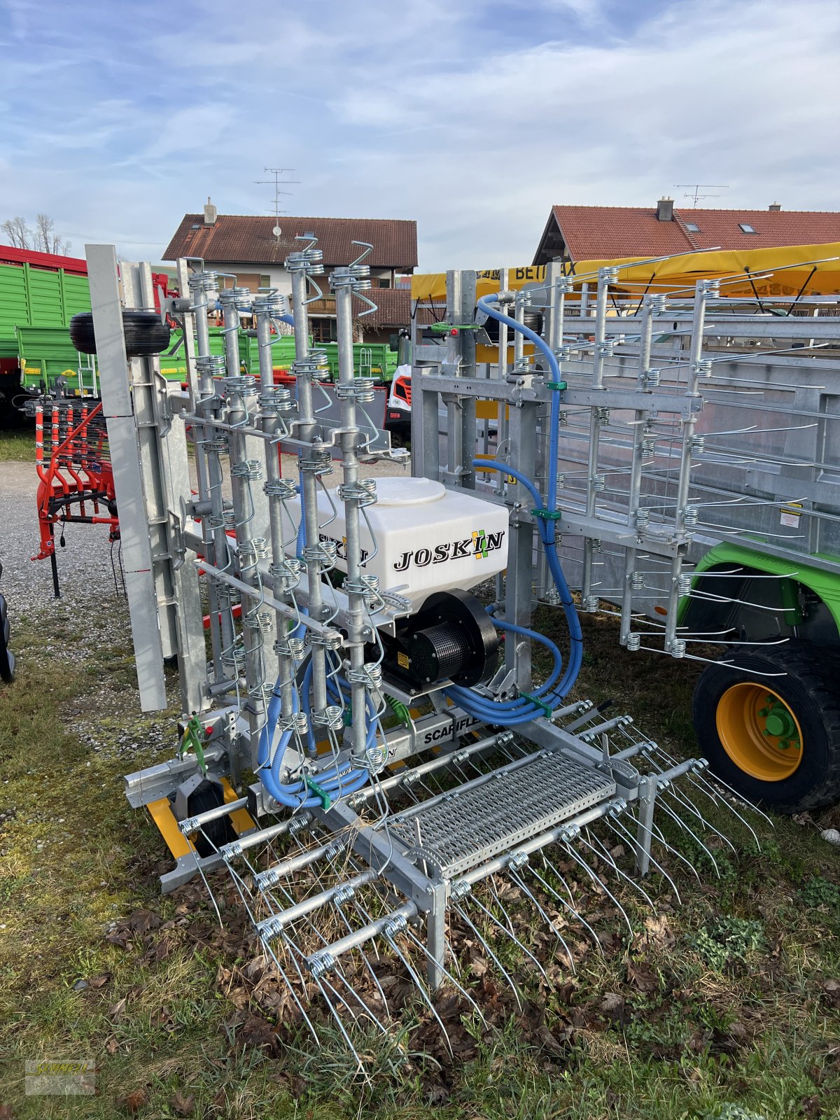 Striegel mit Nachsaateinrichtung des Typs Joskin Scariflex 600, Neumaschine in Söchtenau (Bild 1)