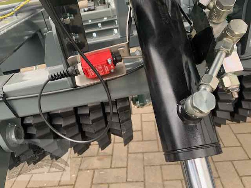 Striegel mit Nachsaateinrichtung des Typs Sonstige Grünlandstriegel mit Sternwalze und Nachsaatgerät, Neumaschine in Südheide (Bild 10)