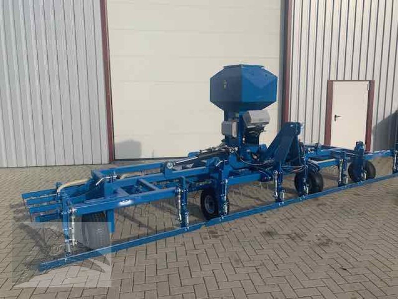 Striegel mit Nachsaateinrichtung des Typs VORATECK 6m mit Crossboard und GPS Nachsaatgerät, Neumaschine in Südheide (Bild 1)