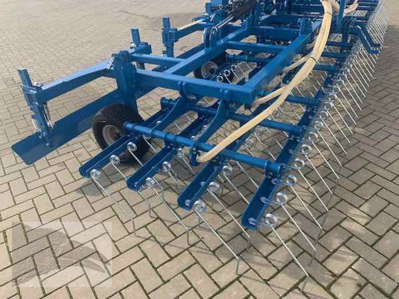 Striegel mit Nachsaateinrichtung des Typs VORATECK 6m mit Crossboard und GPS Nachsaatgerät, Neumaschine in Südheide (Bild 2)