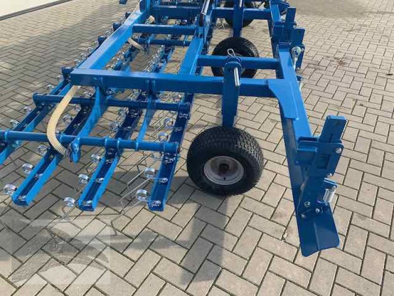 Striegel mit Nachsaateinrichtung des Typs VORATECK 6m mit Crossboard und GPS Nachsaatgerät, Neumaschine in Südheide (Bild 5)