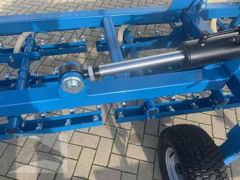 Striegel mit Nachsaateinrichtung des Typs VORATECK 6m mit Crossboard und GPS Nachsaatgerät, Neumaschine in Südheide (Bild 9)