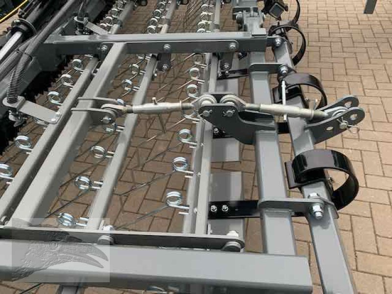 Striegel mit Nachsaateinrichtung des Typs VORATECK Grünlandstriegel 6m mit Walze und Nachsaatgerät, Neumaschine in Südheide (Bild 12)