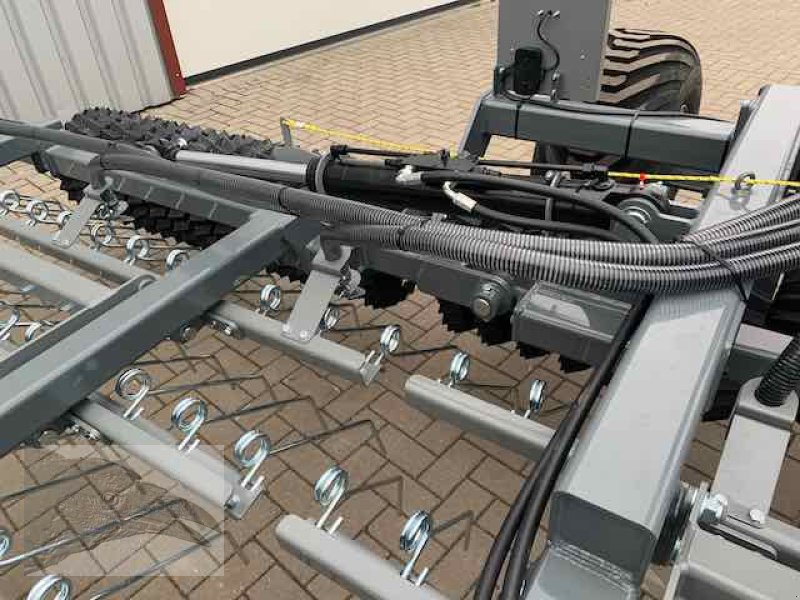 Striegel mit Nachsaateinrichtung des Typs VORATECK Grünlandstriegel 6m mit Walze und Nachsaatgerät, Neumaschine in Südheide (Bild 14)