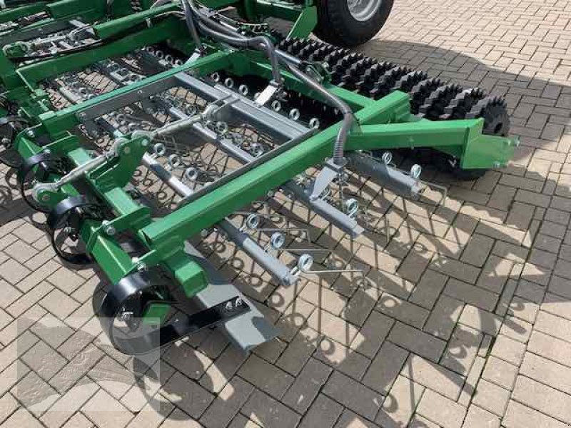 Striegel mit Nachsaateinrichtung Türe ait VORATECK mit Walze und Fahrgestell 6m, Neumaschine içinde Südheide (resim 4)