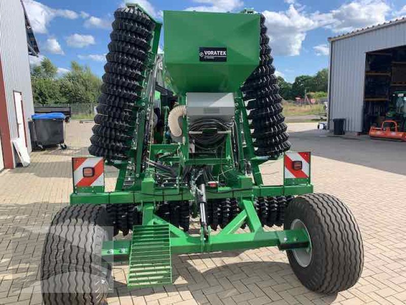 Striegel mit Nachsaateinrichtung Türe ait VORATECK mit Walze und Fahrgestell 6m, Neumaschine içinde Südheide (resim 10)