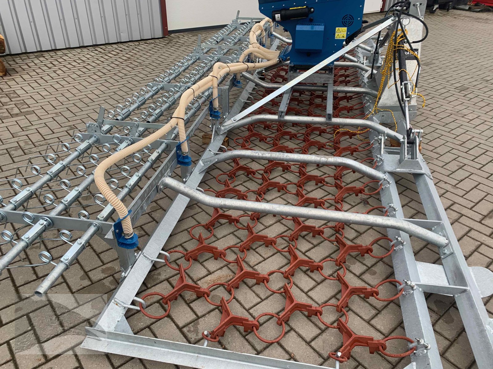 Striegel mit Nachsaateinrichtung Türe ait VORATECK Wiesenegge 6m mit Nachsaateinrichtung und Striegel 6m, Neumaschine içinde Südheide (resim 9)