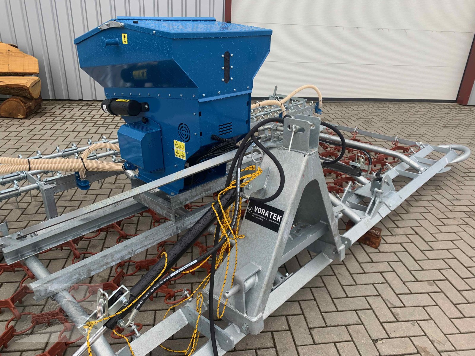 Striegel mit Nachsaateinrichtung Türe ait VORATECK Wiesenegge 6m mit Nachsaateinrichtung und Striegel 6m, Neumaschine içinde Südheide (resim 10)