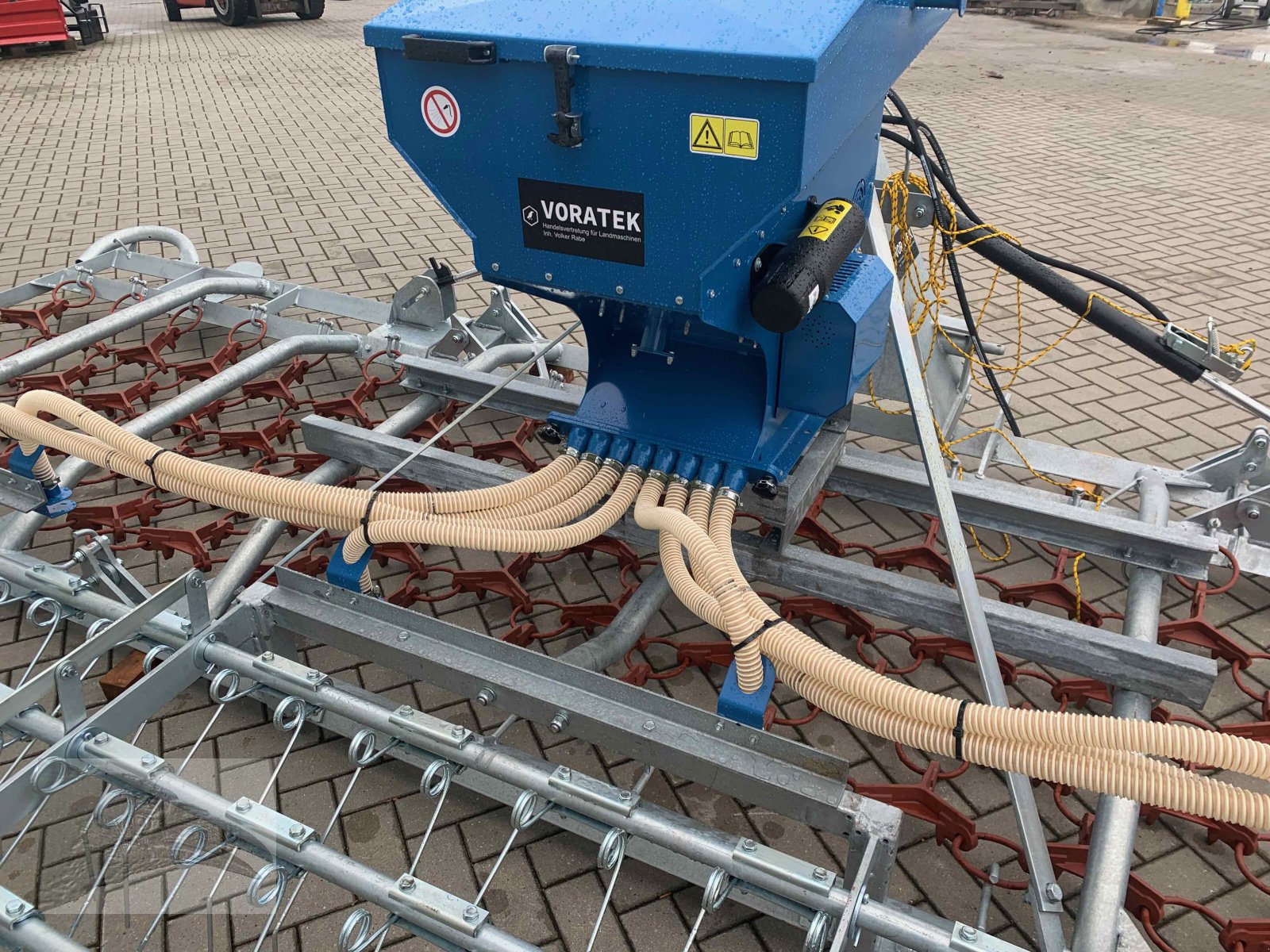 Striegel mit Nachsaateinrichtung Türe ait VORATECK Wiesenegge 6m mit Nachsaateinrichtung und Striegel 6m, Neumaschine içinde Südheide (resim 14)