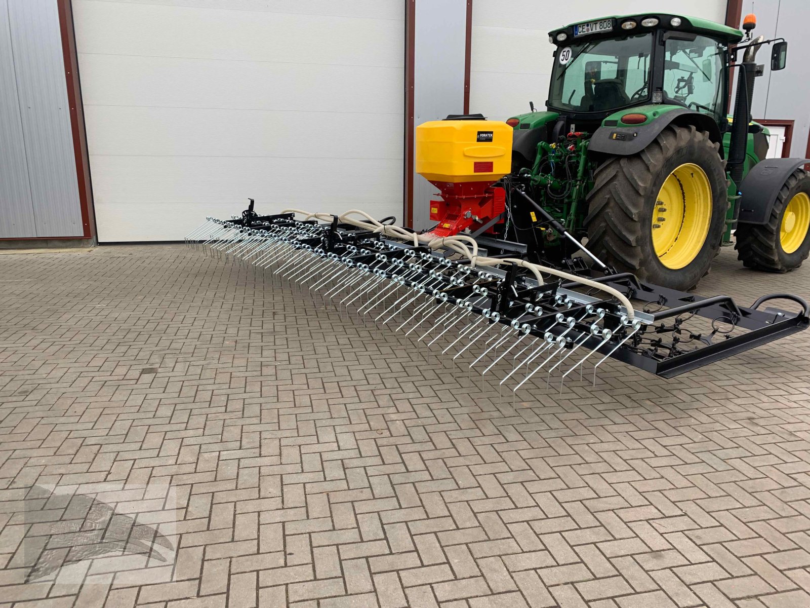 Striegel mit Nachsaateinrichtung Türe ait VORATECK Wiesenegge 6m mit Striegel, Neumaschine içinde Südheide (resim 1)