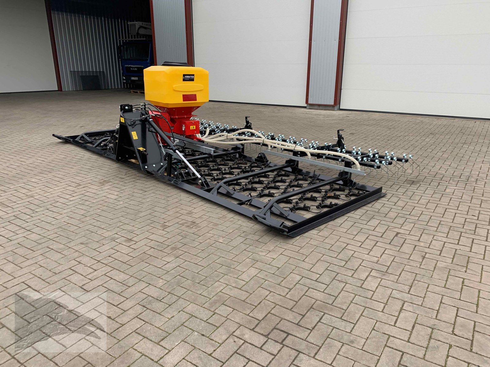 Striegel mit Nachsaateinrichtung Türe ait VORATECK Wiesenegge 6m mit Striegel, Neumaschine içinde Südheide (resim 3)