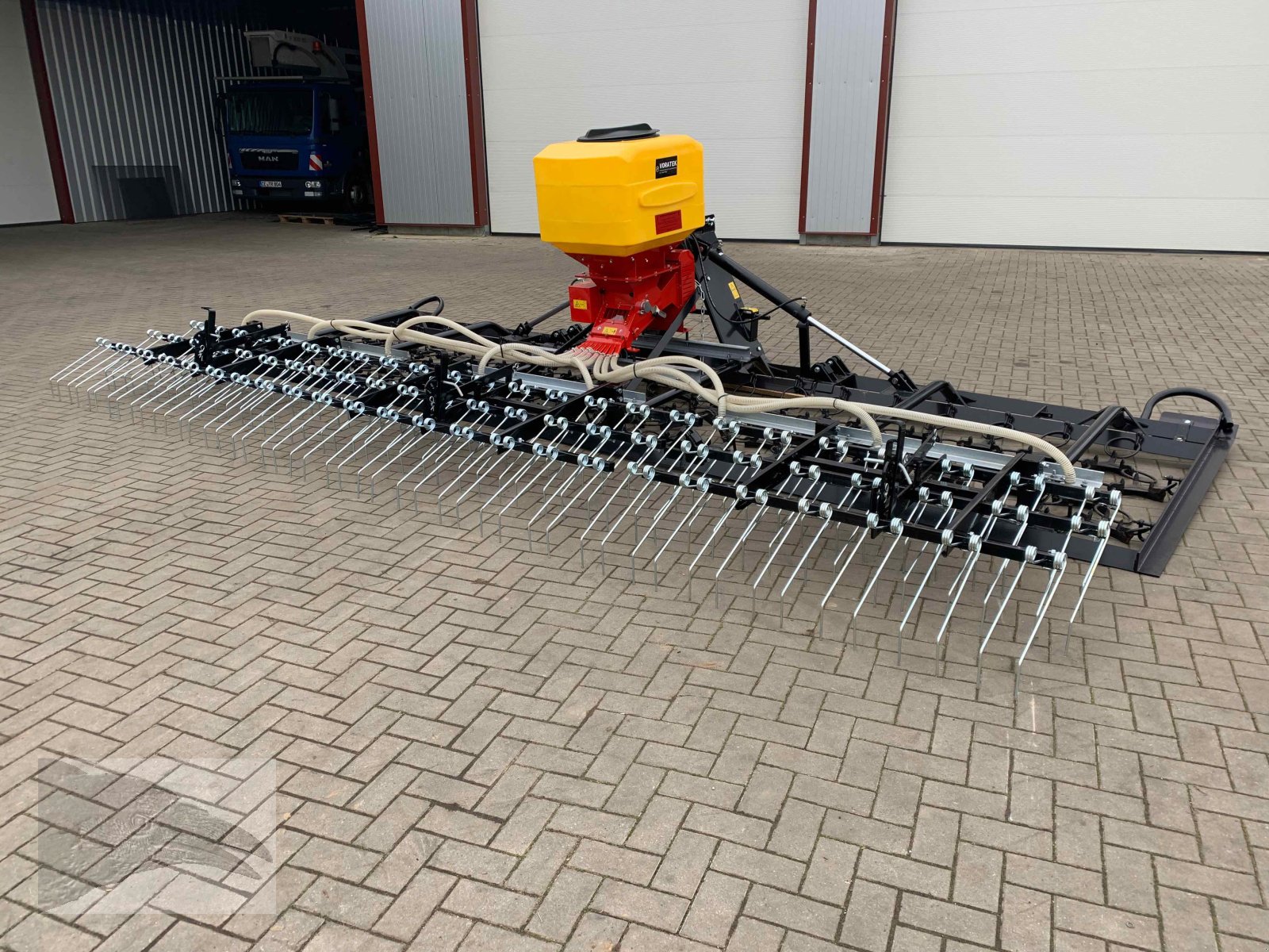 Striegel mit Nachsaateinrichtung Türe ait VORATECK Wiesenegge 6m mit Striegel, Neumaschine içinde Südheide (resim 4)