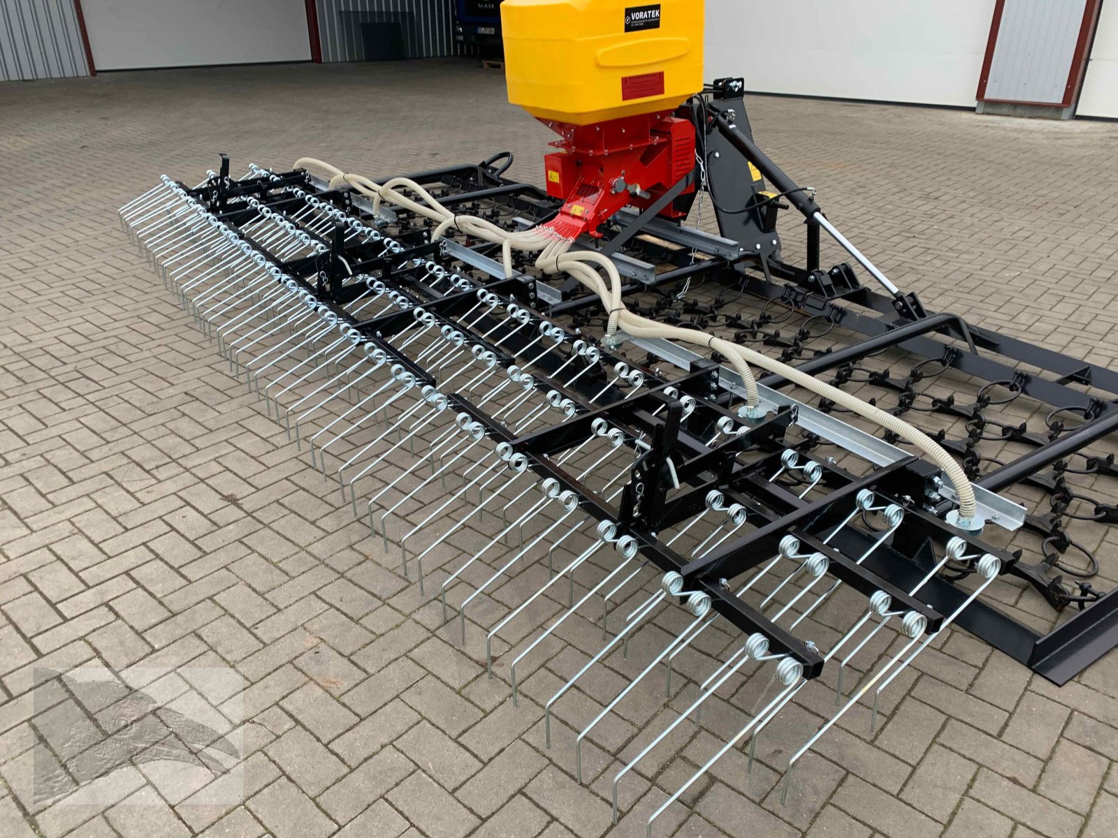 Striegel mit Nachsaateinrichtung Türe ait VORATECK Wiesenegge 6m mit Striegel, Neumaschine içinde Südheide (resim 5)