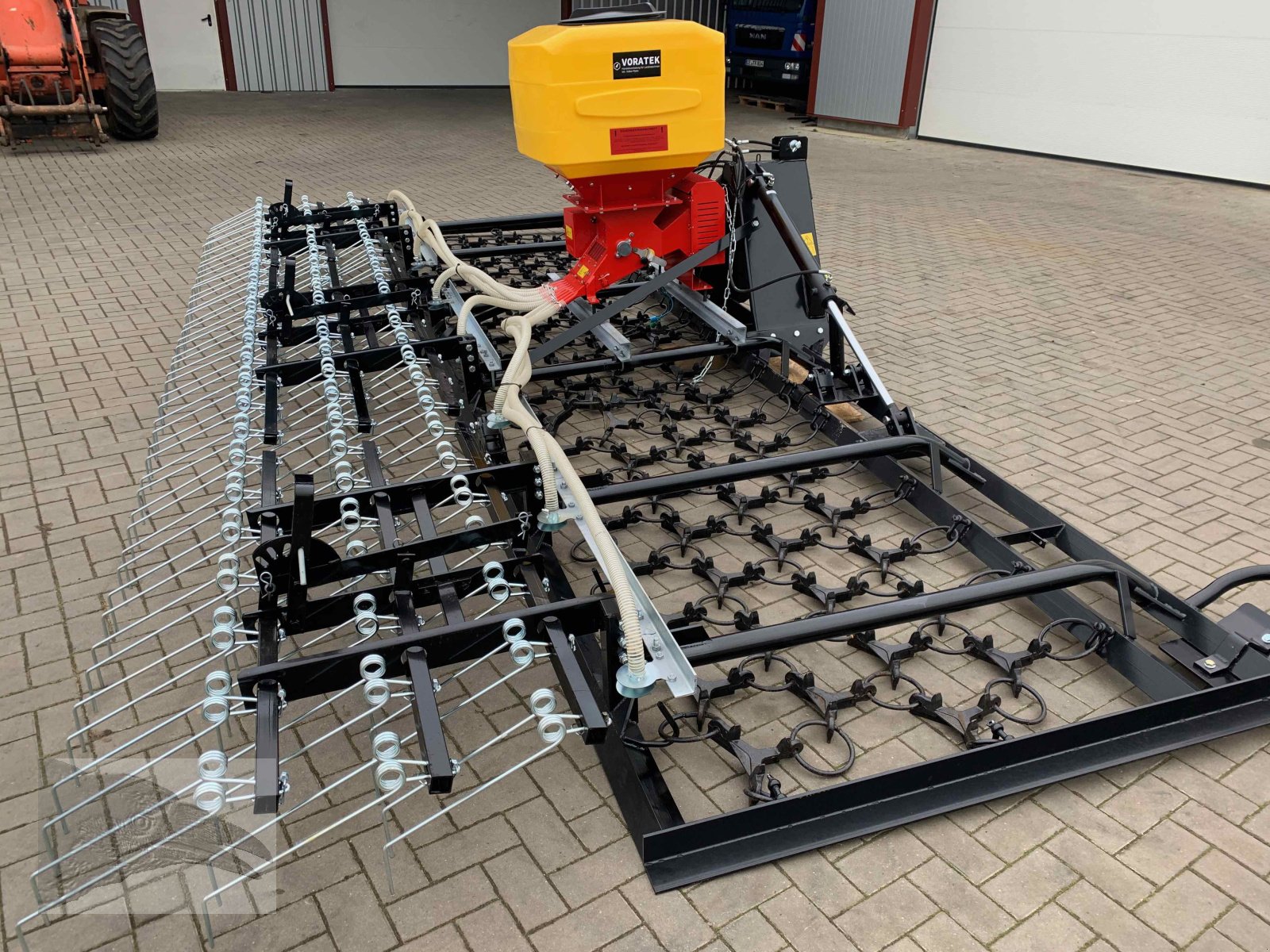 Striegel mit Nachsaateinrichtung Türe ait VORATECK Wiesenegge 6m mit Striegel, Neumaschine içinde Südheide (resim 8)