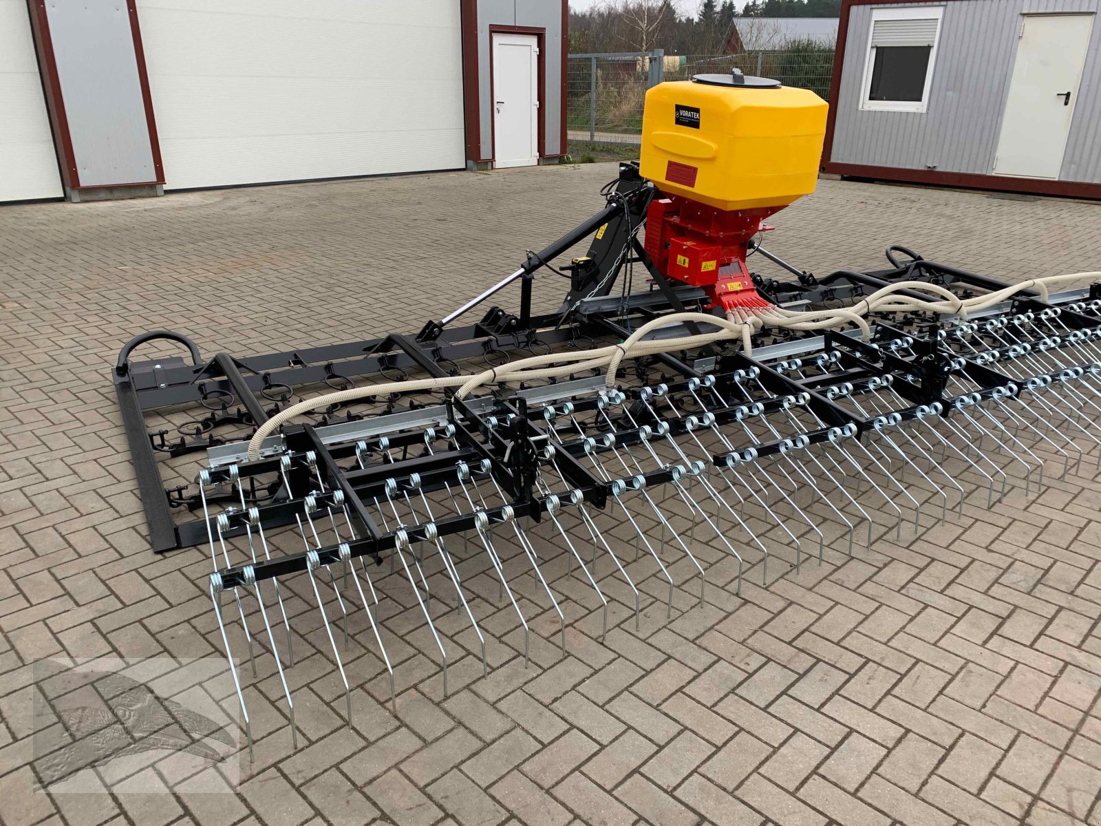 Striegel mit Nachsaateinrichtung Türe ait VORATECK Wiesenegge 6m mit Striegel, Neumaschine içinde Südheide (resim 9)