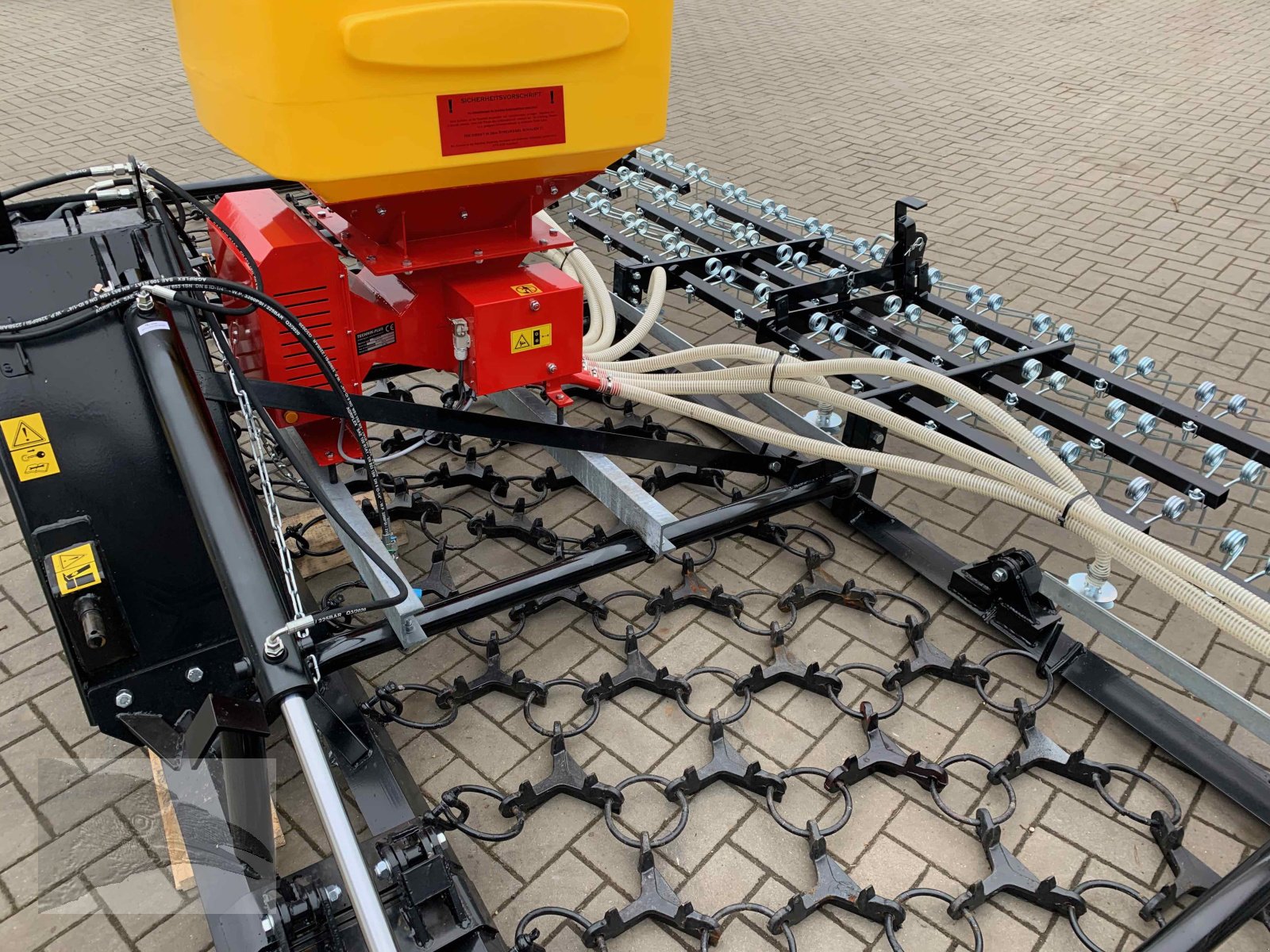 Striegel mit Nachsaateinrichtung Türe ait VORATECK Wiesenegge 6m mit Striegel, Neumaschine içinde Südheide (resim 10)