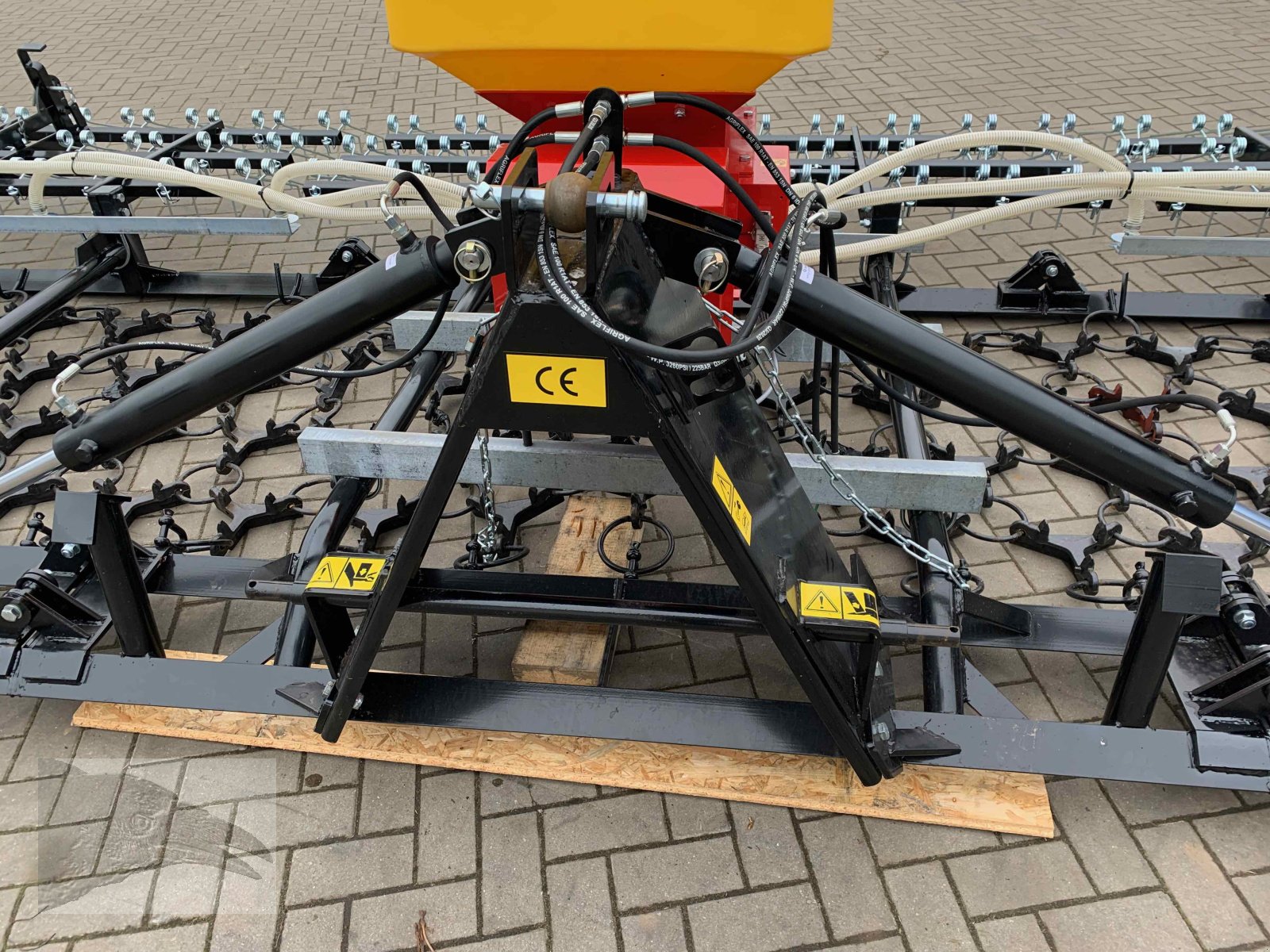 Striegel mit Nachsaateinrichtung Türe ait VORATECK Wiesenegge 6m mit Striegel, Neumaschine içinde Südheide (resim 11)