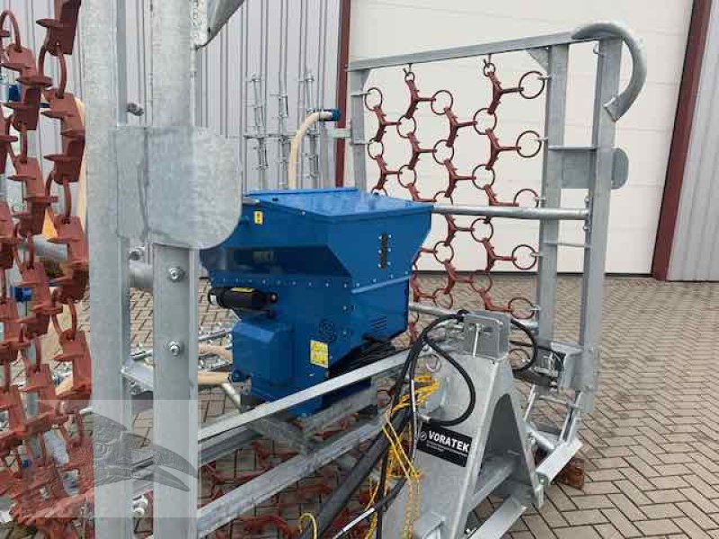 Striegel mit Nachsaateinrichtung des Typs VORATECK Wiesenegge 6m verzinkt mit Striegel und Nachsaateinrichtung, Neumaschine in Südheide (Bild 4)