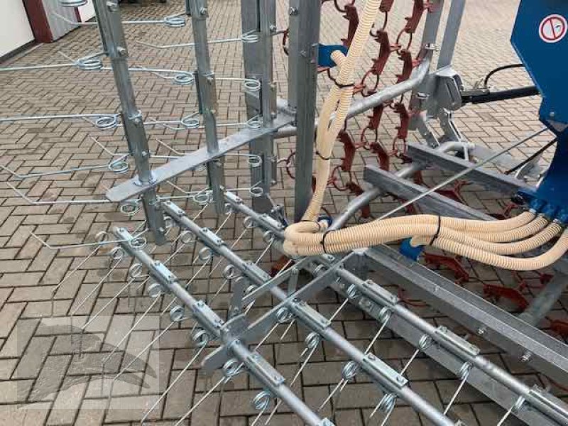 Striegel mit Nachsaateinrichtung des Typs VORATECK Wiesenegge 6m verzinkt mit Striegel und Nachsaateinrichtung, Neumaschine in Südheide (Bild 5)