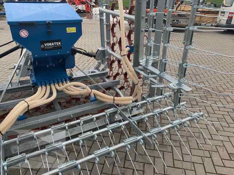 Striegel mit Nachsaateinrichtung des Typs VORATECK Wiesenegge 6m verzinkt mit Striegel und Nachsaateinrichtung, Neumaschine in Südheide (Bild 7)