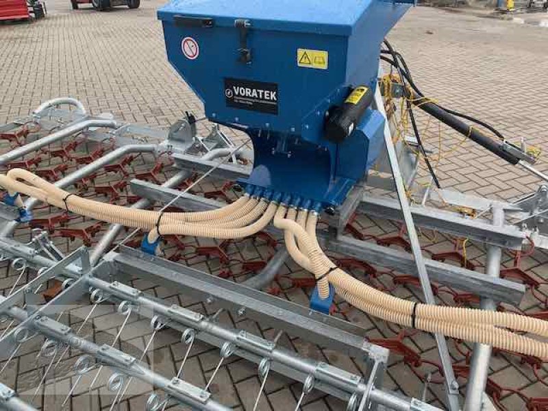 Striegel mit Nachsaateinrichtung des Typs VORATECK Wiesenegge 6m verzinkt mit Striegel und Nachsaateinrichtung, Neumaschine in Südheide (Bild 11)