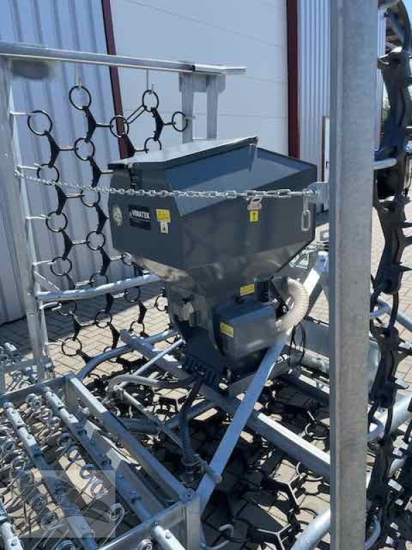 Striegel mit Nachsaateinrichtung Türe ait VORATECK Wiesenegge mit Striegel 6m, Neumaschine içinde Südheide (resim 8)