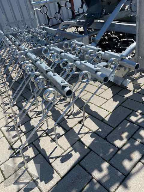 Striegel mit Nachsaateinrichtung Türe ait VORATECK Wiesenegge mit Striegel 6m, Neumaschine içinde Südheide (resim 9)