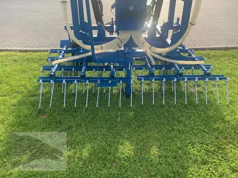 Striegel mit Nachsaateinrichtung Türe ait VORATECK Wiesenstriegel 6m mit GPS Nachsaatgerät, Neumaschine içinde Olingen (resim 7)