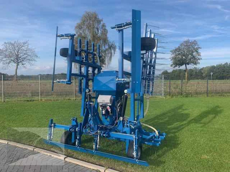 Striegel mit Nachsaateinrichtung Türe ait VORATECK Wiesenstriegel 6m mit Nachsaatgerät, Neumaschine içinde Südheide (resim 9)