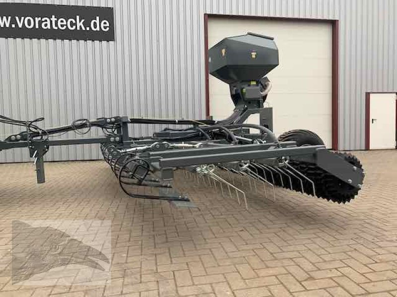 Striegel mit Nachsaateinrichtung Türe ait VORATECK Wiesenstriegel 6m mit Walze und GPS Nachsaatgerät, Neumaschine içinde Südheide (resim 16)