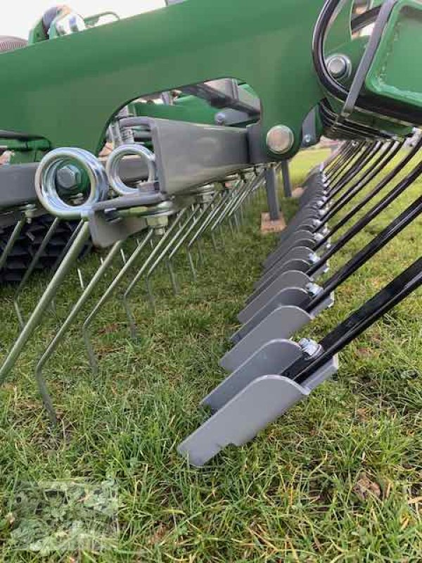 Striegel mit Nachsaateinrichtung Türe ait VORATECK Wiesenstriegel mit Walze 5m, Neumaschine içinde Südheide (resim 14)