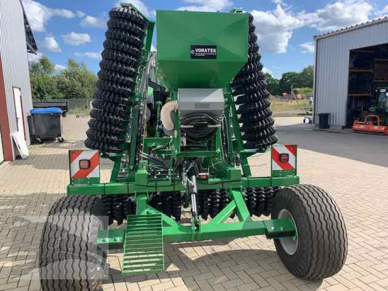 Striegel mit Nachsaateinrichtung des Typs Voratek Grünlandstriegel 6m mit Walze und GPS Nachsaatgerät, Neumaschine in Südheide (Bild 8)