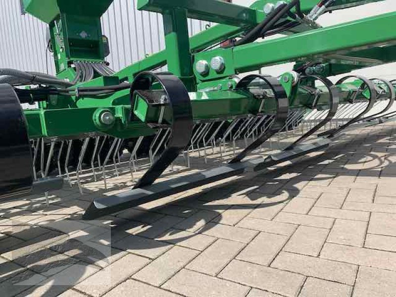 Striegel mit Nachsaateinrichtung des Typs Voratek Grünlandstriegel 6m mit Walze und GPS Nachsaatgerät, Neumaschine in Südheide (Bild 18)