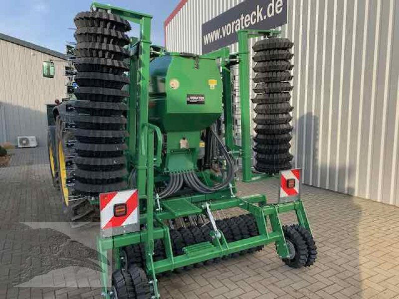 Striegel mit Nachsaateinrichtung typu Voratek Wiesenstriegel 5m mit Walze, Neumaschine w Südheide (Zdjęcie 12)