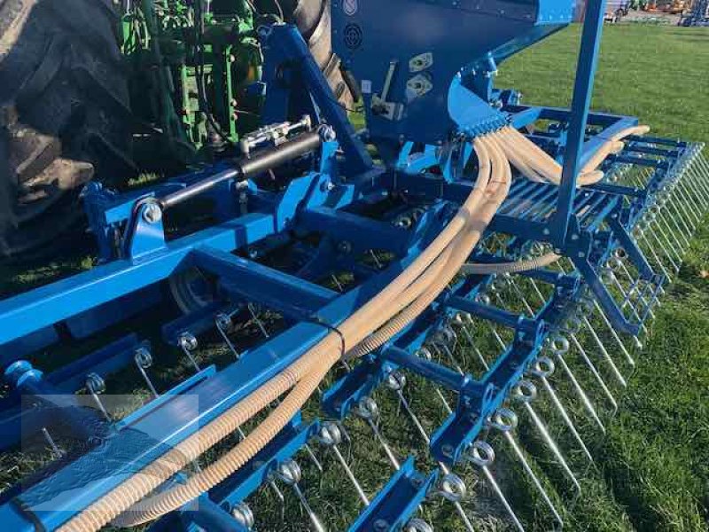 Striegel mit Nachsaateinrichtung des Typs Voratek Wiesenstriegel 6m mit Crossboard, Neumaschine in Südheide (Bild 12)