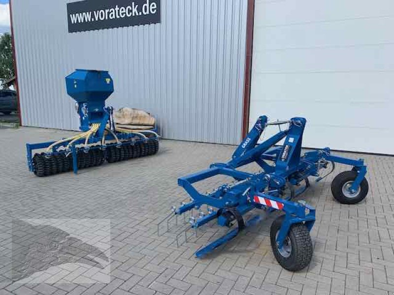 Striegel mit Nachsaateinrichtung del tipo Voratek Wiesenstriegel mit Walze Alpine Edition, Neumaschine en Südheide