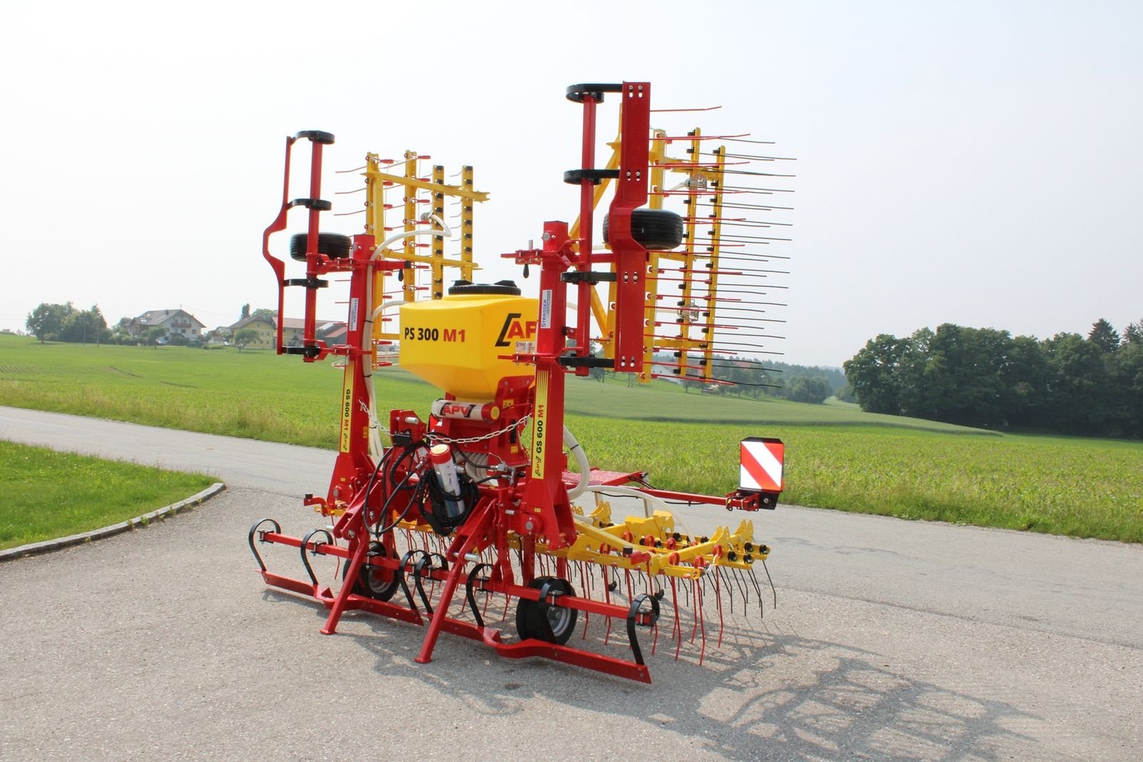 Striegel des Typs APV GS 600 M1, GRünlandstriegel, Neumaschine in Neukirchen am Walde  (Bild 2)