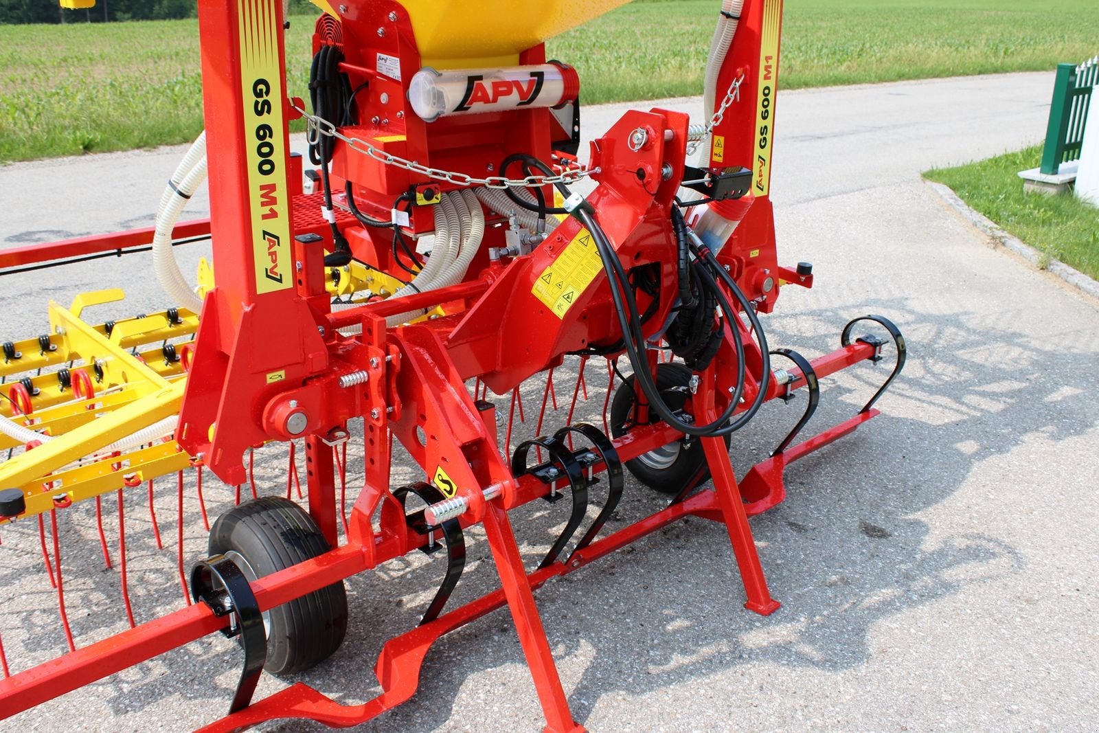 Striegel des Typs APV GS 600 M1, GRünlandstriegel, Neumaschine in Neukirchen am Walde  (Bild 10)