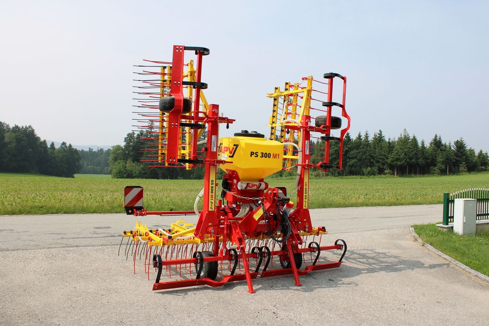 Striegel des Typs APV GS 600 M1, GRünlandstriegel, Neumaschine in Neukirchen am Walde  (Bild 1)