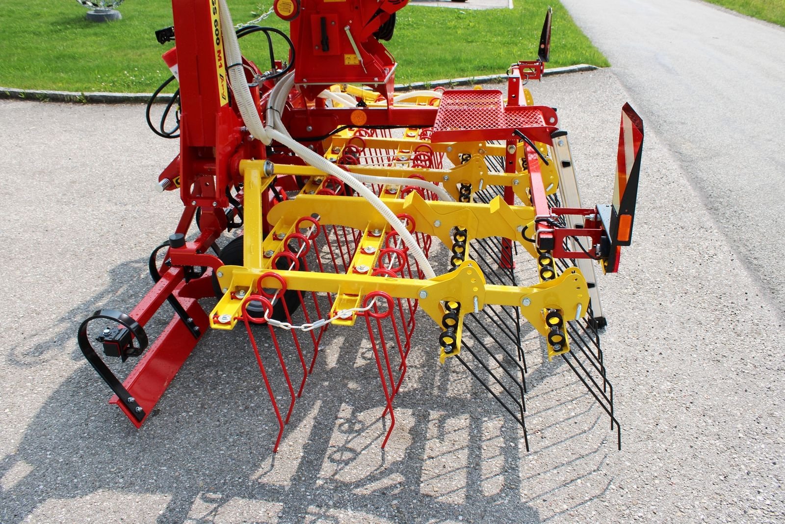 Striegel des Typs APV GS 600 M1, GRünlandstriegel, Neumaschine in Neukirchen am Walde  (Bild 5)