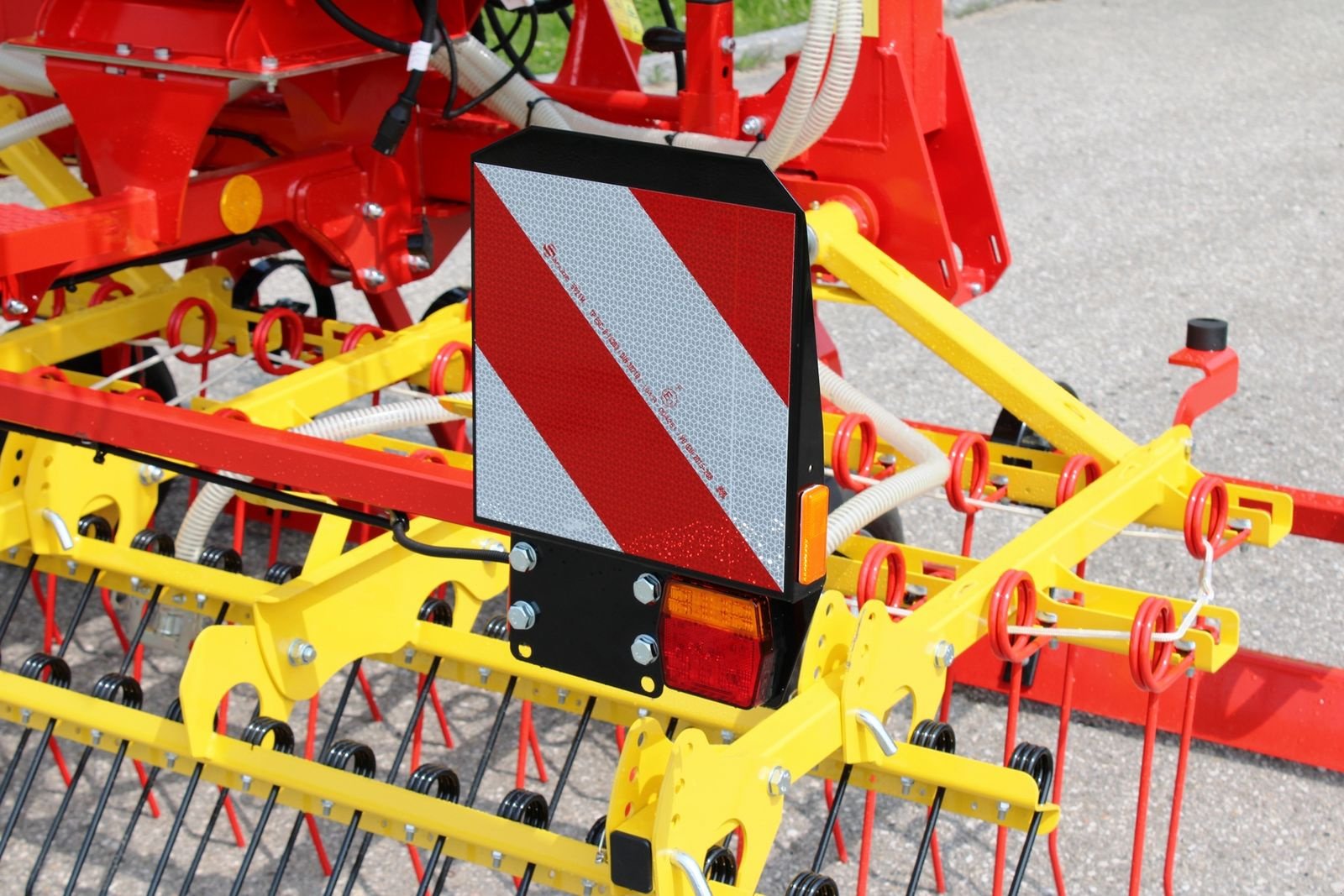 Striegel des Typs APV GS 600 M1, GRünlandstriegel, Neumaschine in Neukirchen am Walde  (Bild 7)