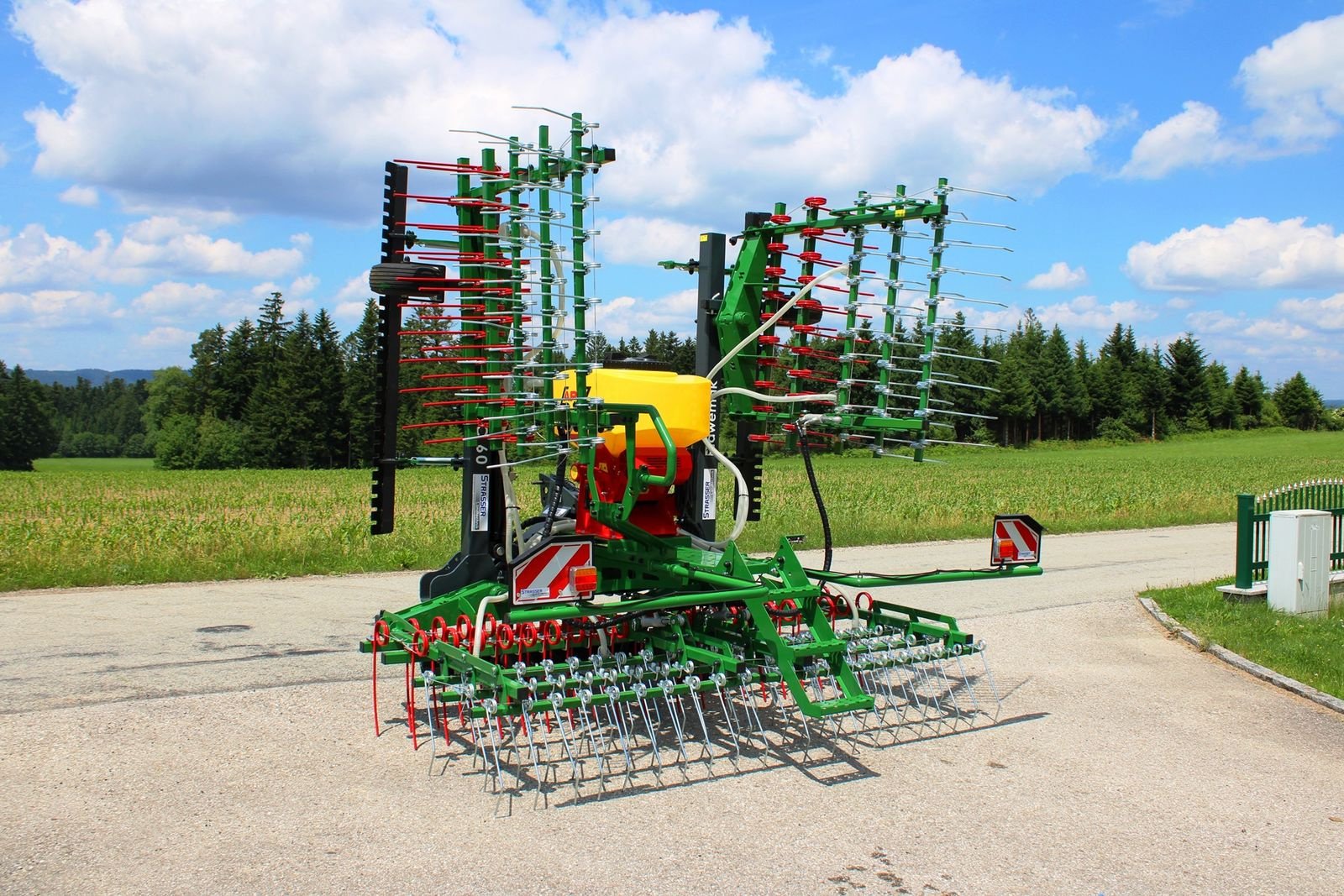 Striegel Türe ait Awemak THOR BC60 mit APV PS 200 M1 Grünlandstriegel, Neumaschine içinde Neukirchen am Walde  (resim 1)